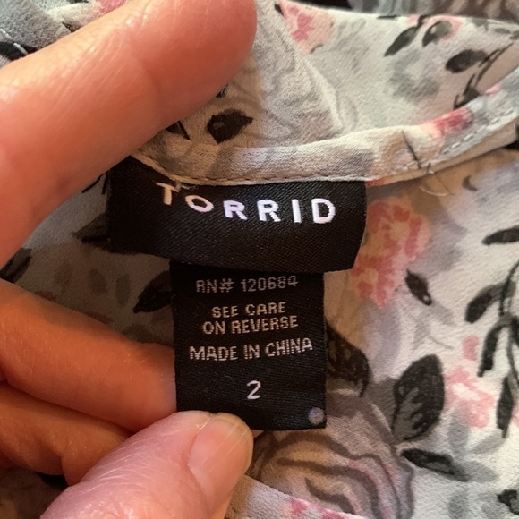 3-$30 Torrid size 2 grey sheer floral high low tank - Picture 5 of 5